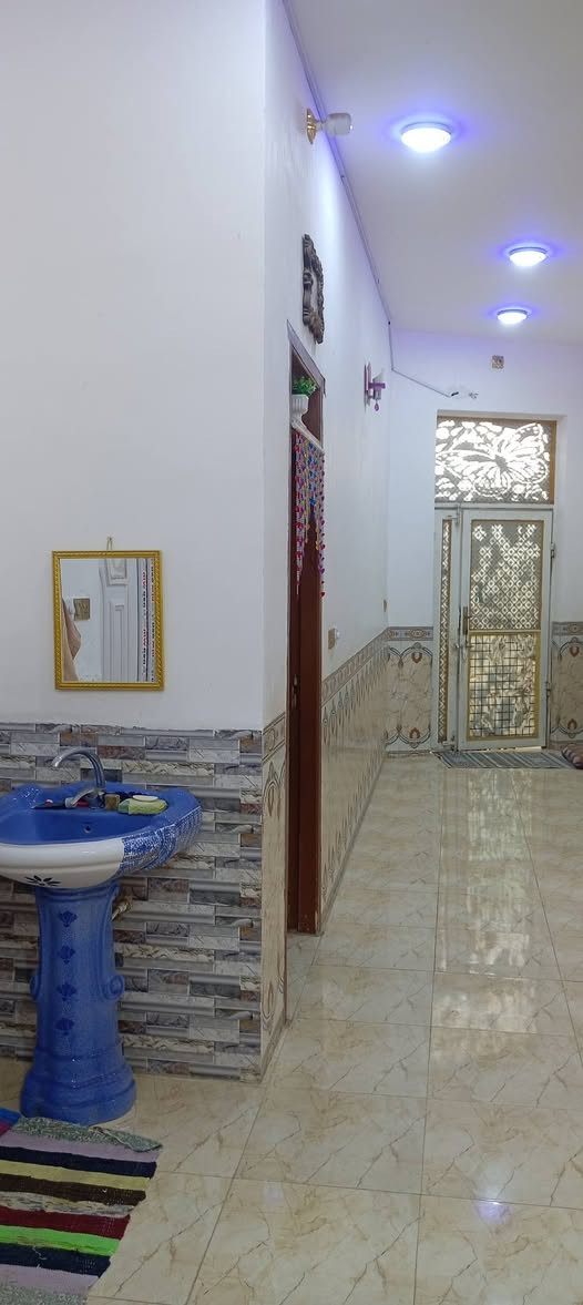 بيت مساحه ٢٠٠ بل حاوي لعباس  منطقت رشيد لسراي عل كرمه غرف ٢ وصاله مطبخ وحمام داخلي ديوانيه وصحيات خارجيه مع سبالت ٣ شغالات. منور ٢ صب اساس وسقف كونكريت كله سيراميك حته لحوش لسعر اتصل على رقم
***********

