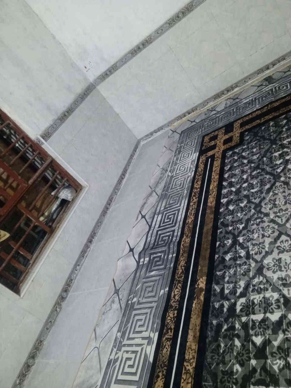 السلام عليكم بيت رقم مساحته 100متر مربع ركن قريب ع بيت شعوري مكان الجبيسه بناء عكاده البيت يحتوي على غرفة نوم +صاله مع صحيات واستقبال معزول سعره 35مع مجال كلش بسيط *********** ///***********
