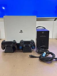 للبيع بلي4pro يحتوي على 2يدات +يوبي اس يحتوي على 16لعبه حديثه هارد 1 ت...