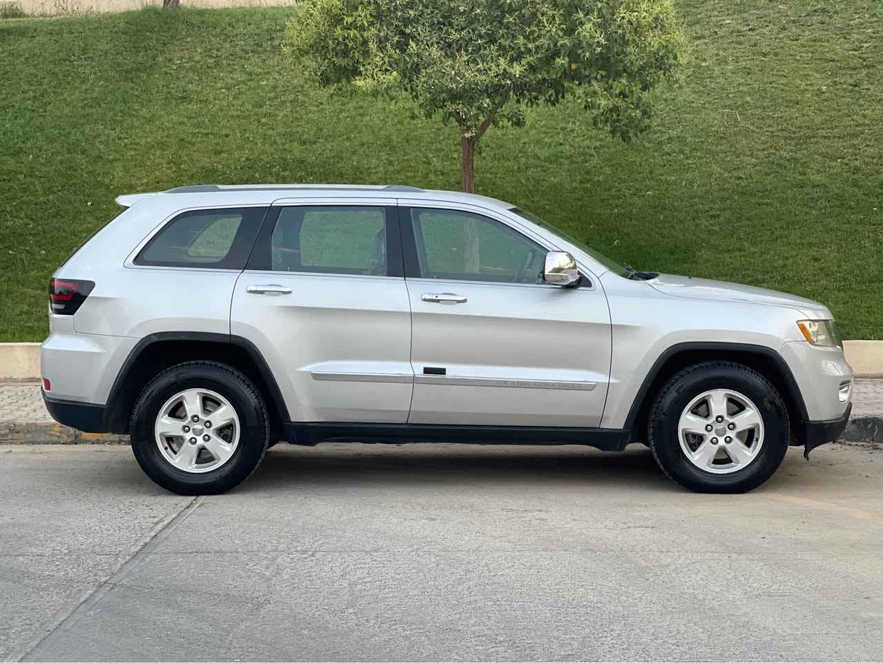 Jeep Laredo 2011
سعری ١٣٢ گەڵاو معامەلە 
مواسەفات
شەغال 
درگا بەسمە
کوشن کارەبا 
ئاوێنە هیتەر
ئاوێنە فۆتۆ 
سوکان ڤۆلیۆم
 تەحدید سورعە 
شاشە ئایپاد 
کامێرا 
حاسە 
٣ پارچەی بۆیاخە بێ ناوگرتن 
گێڕوو مەکینە بەشەرت نەکراوەتەوە
تەبریدو گەرمی بەشەرت 
سەنەوی ڕەقەمی تازەیە 

سەیارەکە لە سلێمانیە 

ژمارەی موبایل *********** السليمانية, العراق
