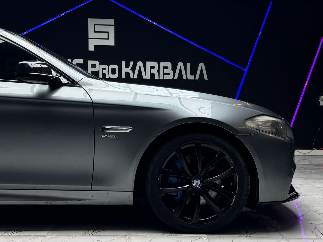 🚗 للبيع: BMW 535i 2011
📍 مكان السيارة: السماوة
📞 للتواصل: *********** بيه واتساب
💰 السعر: 160 ورقة – قابل للتفاوض
📊 المسافة المقطوعة: 202,000 كم
🛠️ المحرك: l6 Twin Turbo 

⚙️ المواصفات:
• تشغيل بصمة
• شاشة أعطال
• كشنات جلد بلون فيروزي
• كشنات بخاصية التبريد والتدفئة
• كشنات خزن ميموري
• سقف كنتارا
• حساسات أمامية وخلفية
• أحزمة أمان بلون سمائي
• تحكم بالمرايا + مرايا شفط
• دعاميات M5، لحية M، دفيوزر M، حلوك M
• نظام دفع رباعي xDrive
• نسخة بلادي

⚠️ الضرر:
• السيارة كلين بدون حادث وبدون صبغ
• السيارة عليها تقرير غرق
 (غير واصل للعقول)

📌 تفاصيل إضافية:
• السيارة باسم المالك – تحويل مباشر 
• رقم دولي جديد
• سنوية وهزة جديدة
• حدادية وصدر جديد
• طخم إطارات جديد
• تبريد ممتاز
• حالة السيارة جيدة

