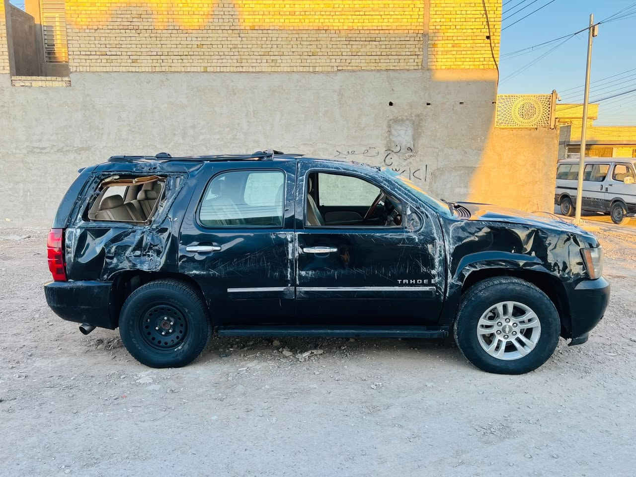 سلام عليكم للبيع تاهو موديل 2009خليجي رقم اسليمانيه بسمي رقم انكليزي تحويل مباشر اخوان سياره تعرضت لحادث جفيه كلش خفيفه كما موضحه بلصور ابيع على وضعهه سابقا مكفوله سياره شغاله وتمشي تبريد شغال سياره فول LTZمواصفات معروفه حجم المكينه 5300 مكان السياره بغداد سعر مناسب 
ابيع مستعجل الاستفسار ***********
