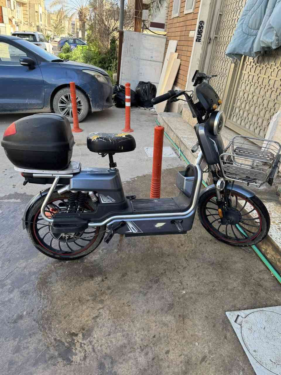 بايسكل شحن نظيف للبيع
بطاريات 5 جديدة قبل سبوع بدلتها وبعدها بل ضمان 
كفراته حلوه ونضيفه كلش 
سرعته 50 وازيد حسب الوزن 
تمشي مسافة 40 كيلو 
عليها جنطة مال فورزة شرط الاصليه الياباني 
يرتدلها بس تغليف كشن 

السعر 280 الف 

مكانها العامرية / ***********
