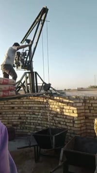 ونش بنزين • رفع وتنزيل مواد بناء