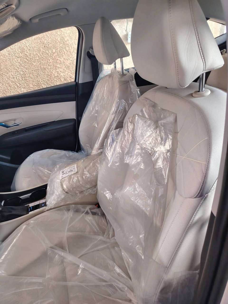 سلام عليكم عندي توسان موديل 2025 ماشيه 14 مكفوله كفاله عامه فول ما عده البانوراما السعر 232 وبيها مجال المكان الحسينيه مال راشديه رقم الهاتف ***********
