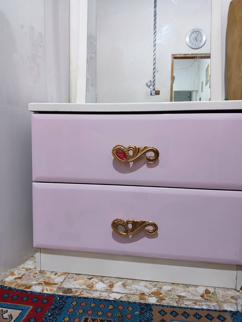 السلام عليكم

غرفة نوم صيني درجة أولى نظيفة وقوية
  
التفاصيل
-كنتور ثمان أبواب، كل بابين مفتوحات على بعضهما وأربع جرارات متصلة خارجية 

-سرير بمخزن كبير 2
-كومديات 2
-تسريحة غرفة نوم (ميز تواليت) ببابين و3جرارات  وتقطيعات للمكياج والعطور و...

-زاوية بمرآة وجرار عدد 2

-ميز تلفزيون ببابين وجرارة وتقطيعات مناسبة للكثير 

السعر 450 
للاستفسار التواصل على الخاص


**إذا كنت صاحب هذا الإعلان وتريد حذفه لأي سبب، رجاءا أرسل رسالة إلى الدعم الفني**