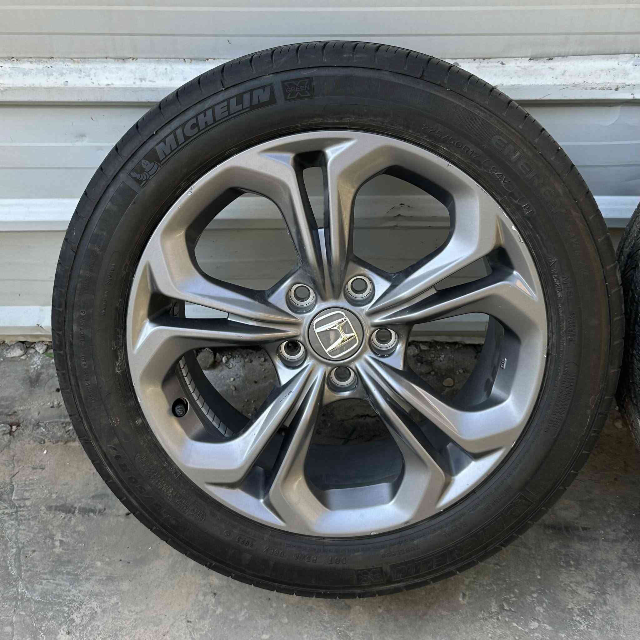 السلام عليكم شباب تخم ويل 17 نضيف جدا لا تصليح ولا شخط  للبيع وموجود مفرد نضيفات كل الفائات موجوده 
للاستفسار *********** 📞
