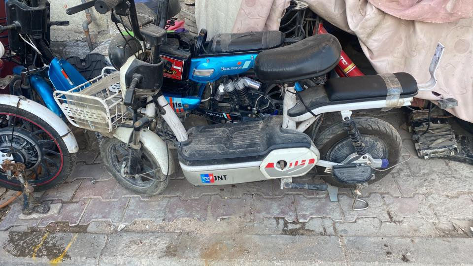 باسكلات لبيع قسم شغلات مابيهن شي 
وقسم عوزهن بس بطاريات 
عنوان كربلاء قرب الجنسية
***********
