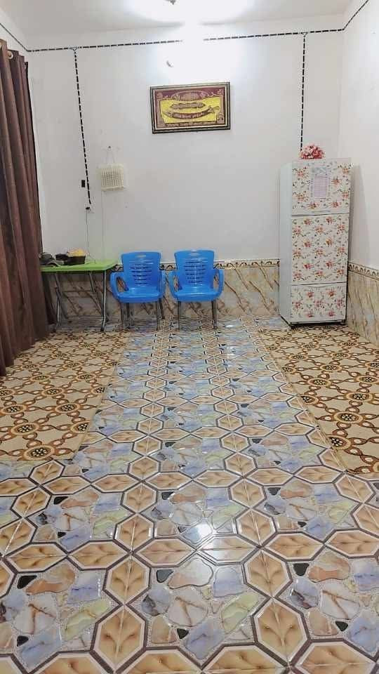 بيت زراعي للبيع خلف البدعه مساحته 200م يحتوي غرفتين وصاله ومطبخ وحمامات وطارمه جاهز من كهرباء وماء ومولد السعر الشراي يتصل ***********
