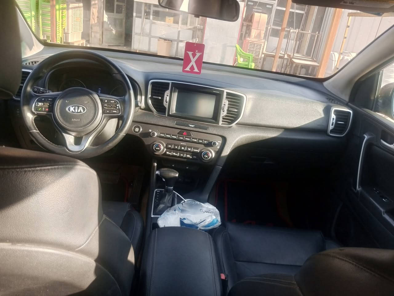 كيا سبورتج وارد امريكي موديل 2017 مكينه GDI2400 حادثها بنيد مصلح نفسه بدون دواخل بدون ايرباك بصمه كشنات جلد تحكمات ستيرن مثبت سرعة كرسي كهربائي سياره نضيفه جدا ماشيه 97الف ميل تدفئه كشنات تبريد ثلج سنويه بسمي تحويل ثاني يوم مكانها بغداد السعر 140وبيها مجال حك الجيه الرقم ***********
