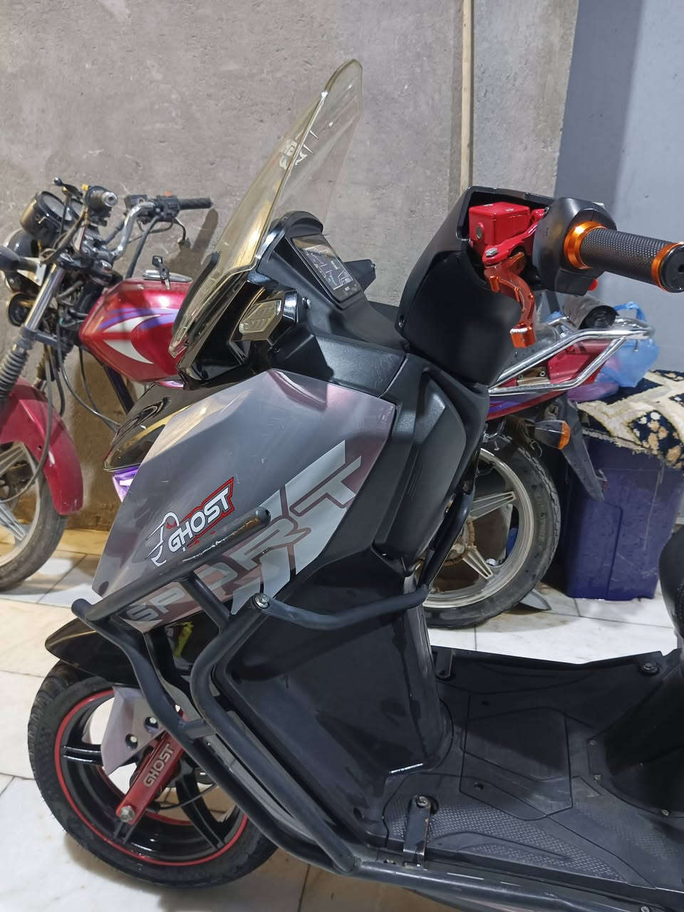 سكنز گوست 2025 جديده بمعنى الكلمه شخط واحد مابيها بيها وصل معرض ماشيه 14000 بس شاشه لمس بريك اي بي اس دسك امامي خلفي مو بنز شلعه ومعدل سرعتها 140 كلشي شغال بيها بس الباتري ضعيف لايت زنون عدسه كلش قوي سكن متغير لونها رصاصي سبع الوان حلو ومميز للبيع فقط قبل 15 يوم لو اقل اشتريتها بمليون وعارضها 800 ومستعجل على البيع عنواني كربلاء الملحق مقابل الطاقه *********** رقمي بي واتساب والخاص موجود
