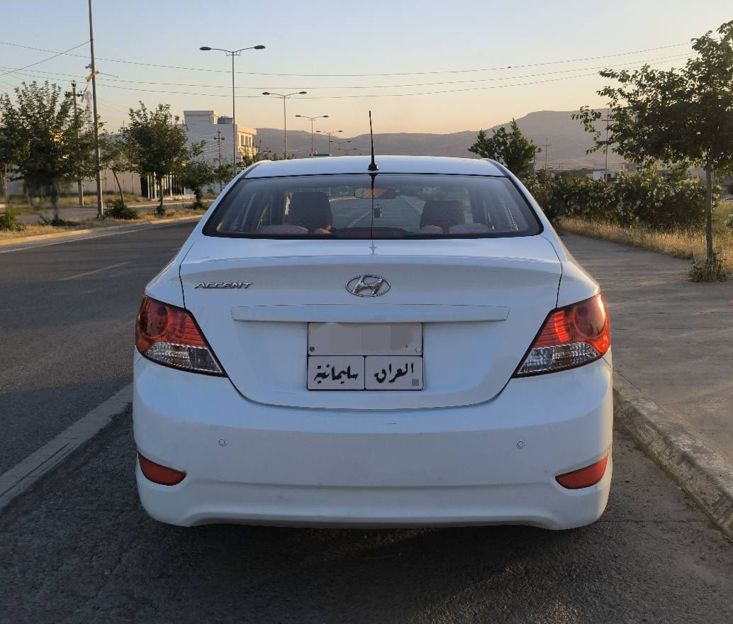 بسم اللە الرحمن الرحيم
هیۆندای ئەکسێنت 2017 Hyundai Accent
ڕەنگی سپی، خلیجی، مەکینە 1.4l
چوار جام کارەبا (سایەق ئەوتۆ) 
ئیکۆ، بلاجکتۆر,( ABS)، تایە حاسە. 
سەیارەکە چوار تایەیی تازەی ئەسڵی لە ژێرە
کامل سێرڤس کراوە و هیچ نوقوستانیەکی نیە، بێ تەقە و ڕەقەیە و زۆر توندو تۆڵ ماوەتەوە.
گێڕ و مەکینەی نەکراوەتەوە و بە زەمانی فەحس و وەستا. 
سەیارەی مەعرەز نیە و ساڵانەکەی بە ناوی خۆمەوەیە و ساڵێکە بە سەرچووە،بۆ وەکالەت و بەناو کردن ئامادەم. 

سەیارەکە ٢٢٢،٠٠٠كم ڕۆیشتوە. 
پارچەیەک و پەڵەیەک و دوو دۆسەکەی بۆیاخە و کەمێک ساردی هەیە و سەقفەکەی کەمێک تەرزەیە،پنیتەکەی دوو پەڵەی بچوک بۆیاخەکەی هەڵی داوە، لە وێنەکانا دیاریم کردووە و ڕەسمی سۆنەرم داناوە. 
سعری 9800$ و کەمێک مەجال
***********
مەسج مەکەن لەگەڵ ڕێزدا. السليمانية, العراق
