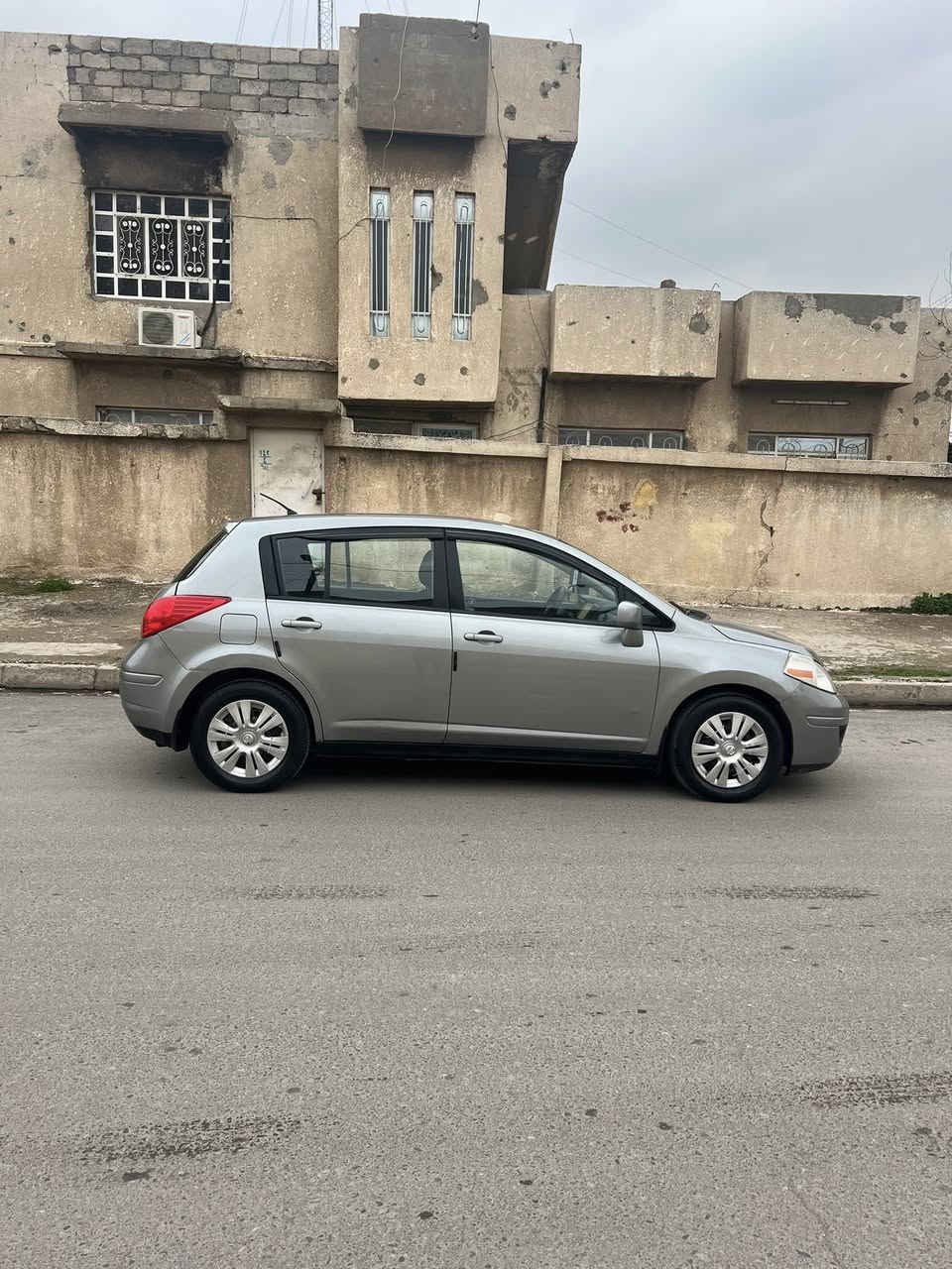 سياره نيسان فيرسا  جنطه ٢٠١١
سياره نظافتها ٩٠./. مال بيت جديده ماشيه ٨٠
حادثها بامريكا الجاملغ الخلفي مال السايق 
وبيها شويه بارد باب السايق طكعات خفيفه موضحه بلصور 
سياره داخلها جديد دوشمه جديده شاشه اندرويد كأمره خلفيه بيها مثبت  سرعه طخمها جديد تدفئه تبريدها ثلج ماناقصها اي شي  
سنويتها جديده رقم دولي نينوى باسمي 
السعر ٨٦ وبيها شويه مجال 
شراي خابر 
***********
***********
مكان موصل جانب الأيسر حي التاميم
