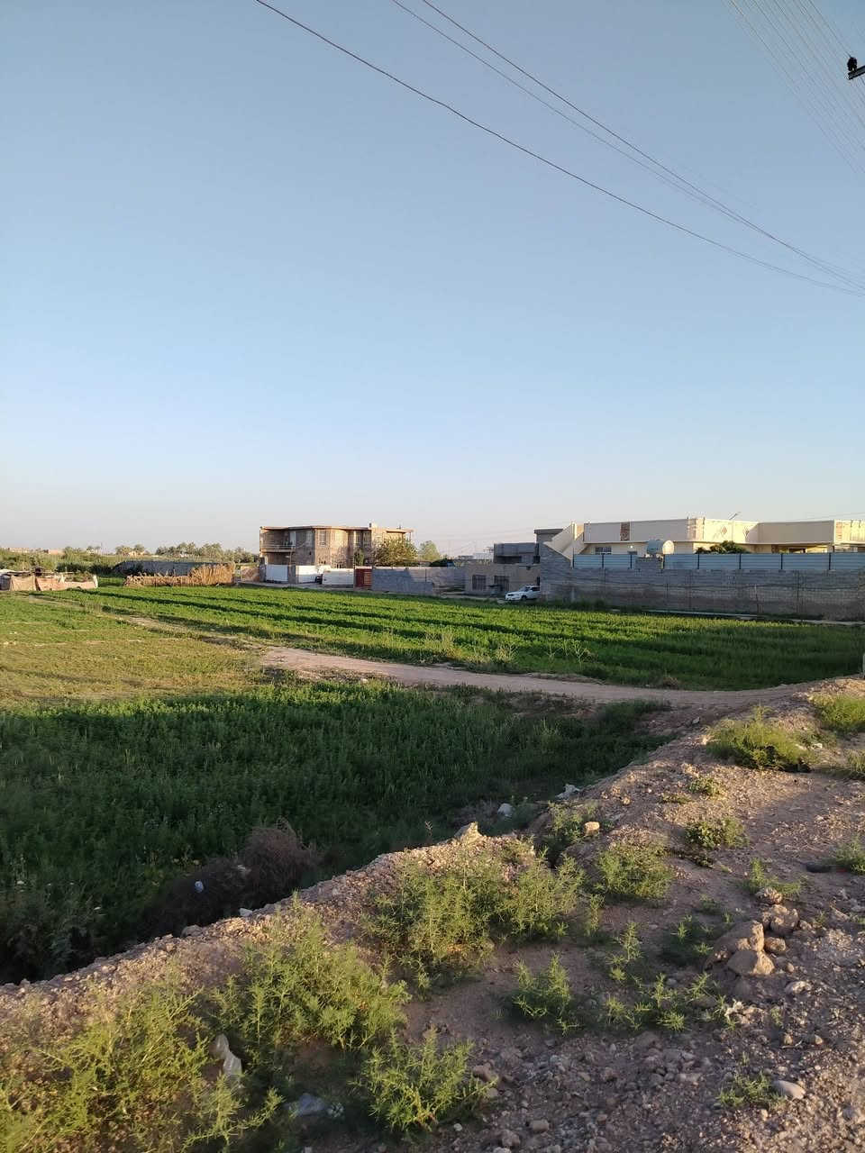 سلام عليكم ورحمة الله بيت البيع في الفلوجه الزركيه قرفتين بل قاط ثاني وصاله ومطبخ وحمام وصحيات والقاط الجوه  قرفتين وصاله ومطبه وحمام وديوانيه المساحه 325بيت حلو عل سده وره شط ***********///*********** الكورك بي واتساب تصل ودلل ما تختلف
