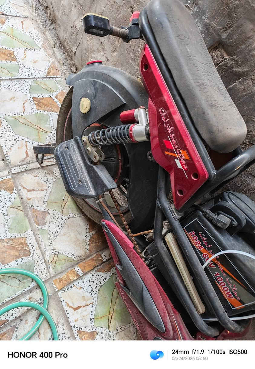 سلام عليكم 
دراجة شحن 
ابيعها بسعر الملف و العقل و الشاصي 
الباقي ما علية بي 
الملف شغال و ما بي شي 
العقل شغال و ما بي شي
الشاصي ما بي شي 
لا ايغركم الشكل بس وصخات 
السعر رايدها ب 175 الف و بي مجال للشراية 
راسلني واتس ***********
