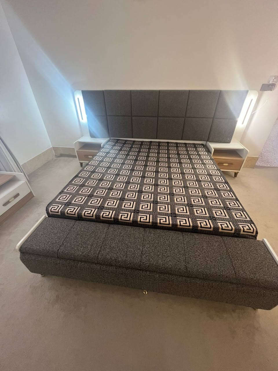 السلام عليكم 
غرفة تركي للبيع نظافه ١٠٠ /١٠٠ السعر مليون و١٠٠ ***********
