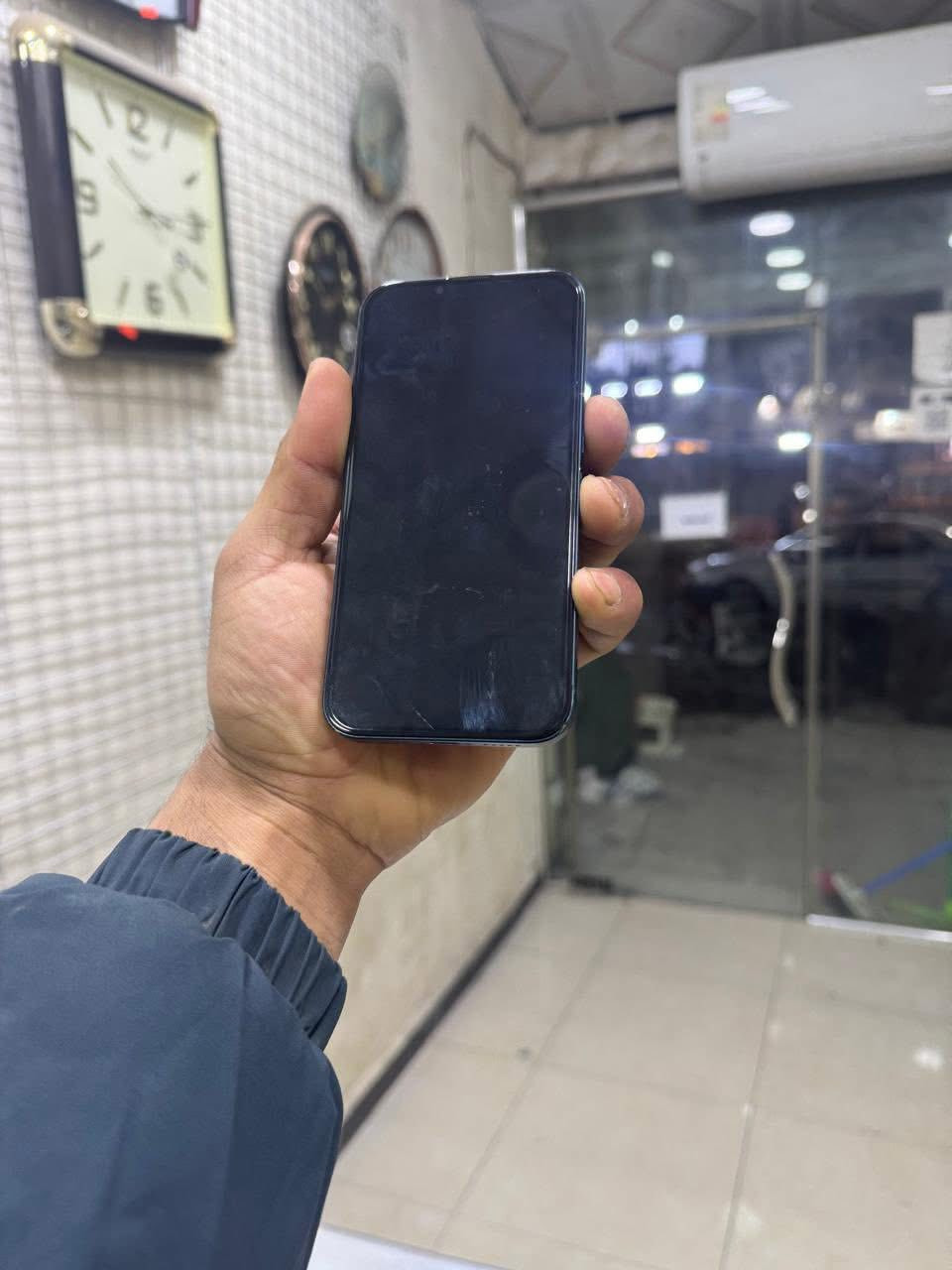 ايفون 13 العادي لون نيلي  ذاكرة ١٢٨  البطارية ٧٥ نزلت بالتحديث استعمالها طبيعي ، مبدل شاشة اصلية ٣ خيارات مكاني بغداد سعر ٣٢٥ بي مجال بسيط
للتواصل ***********
