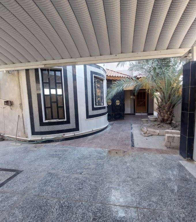 للايجــــــــــــار ✅ 
.
بيت طابقين للايجار في المطيحة مساحة 400م موقع ممتاز واجهة مرمر يحتوي ست غرف 
.
مواصفات البيت / 
.
ست غرف ، صاله عدد اثنين ، استقبال ، مطبخ حار و بارد تركي ، صاحيات عدد اربعة ، كراج ، حديقة

يحتوي البيت ايضا على ثريات و سبالت كنتورية  
.

سعر الايجار مليونين وربع
.

✅ الذهبي للاستثمار العقاري ✅

#مجــــــاز_قانــــــــونيــاً
—————————————
#ملاحظه لعملائنا الكرام يتوفر لدينا عروض عقاريه بيوت للبيع والايجار في كافة مناطق محافظة البصره كذلك يتوفر لدينا بنايات تجاريه للبيع في مناطق ممتازه بوارد شهري ممتاز 
‏‌‎ للمعلومات اكثر التواصل على الارقام الموضحه او زيارة
الموقع 
البصره_ شارع عام حي الزهراء _ قرب مستشفى النفط
***********

رابط القناة
‏https://t.me/ooliiy

#عقارات #بيت #دار #للبيع #استثمار #البصرة #العقارات #الجنينه #الطويسه #كورنيش_شط_العرب #ايجار #بيع 
#مركز_البصرة
