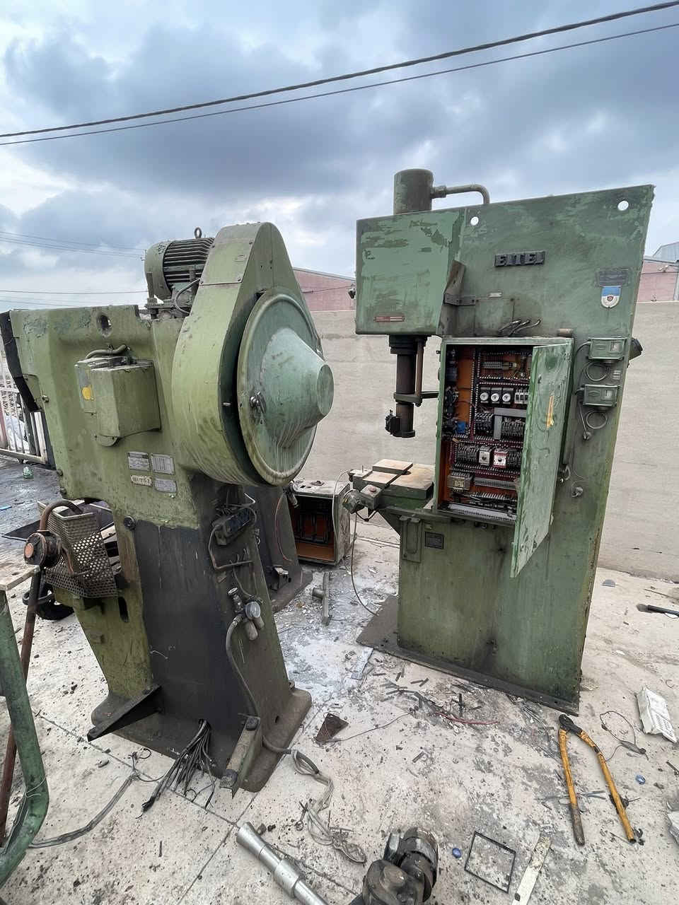 للبيع بريس قوالب احجام منوعه من زغير للجبير صنع الاماني كلمن وسعره مكاني كركوك ***********
