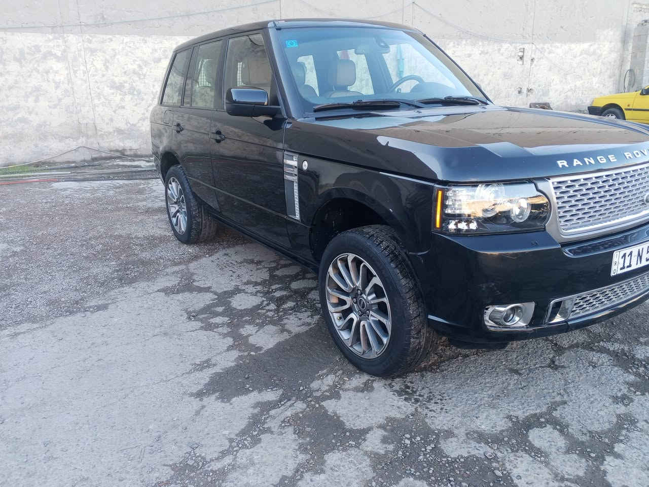 السلام عليكم للبيع فقط بدون مراوس 
رانج روفر فوج 2012 السياره مكفوله كفاله عامه 
بدون ضربه بدون صبغ
محرك 8سلندر عادي بدون سوبر
سياره جاهزه الحمدلله 
مكان السياره بغداد الجديده أو كراده مجمع المشن 
السعر 165بيها مجال حك الجيه 
للاستفسار الاتصال ***********
