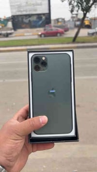 للبيع ايفون 11برو ماكس ذاكرة 256بطارية 73 بلادي وتر السعر 350قفل 07708...