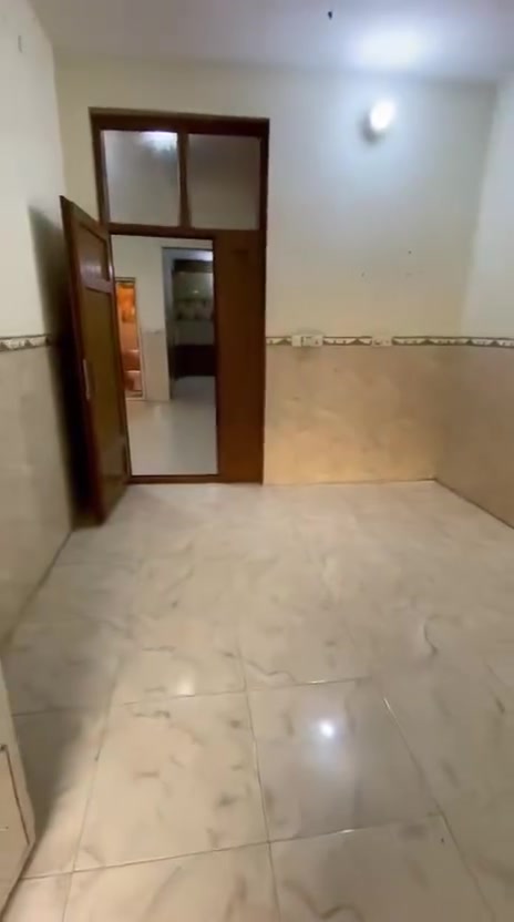 بيت في شارع دجلة، يتكون من ثلاث طوابق:

 • 3 غرف نوم
 • استقبال
 • مطبخ
 • خدمات
وفي كل طابق خدمات فقط.
السعر: 650 وبي مجال للتواصل ***********
