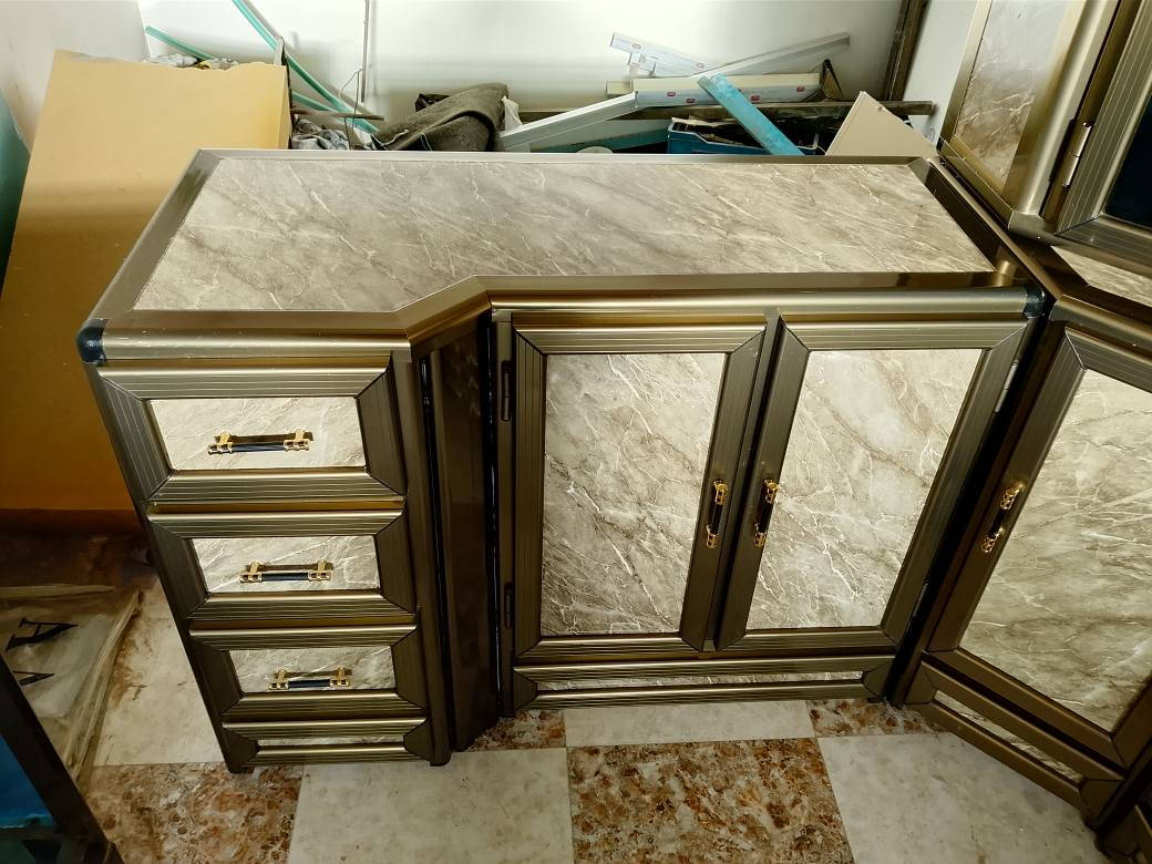 معرض يونس لتجاره الأثاث المستخدم والجديد 

كاونتر تسع قطع، مترين ونصف ،مع سنك مترين مع أرضيه متر وارضيه متر وثلث مع قاعده طباخ مستخدم شي قليل.

للاستفسار الاتصال على الرقم التالي 

*********** تكريت, صلاح الدين
