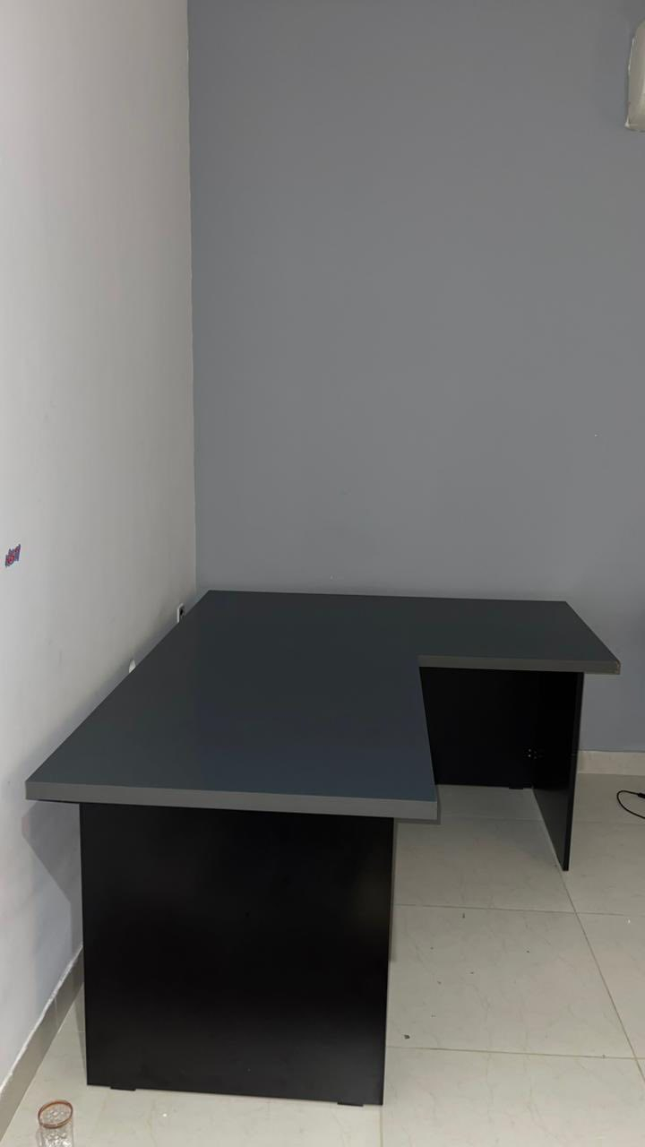 للبيع: ميز كيمنك زاوية فلات

📐 المقاس:
• 140 سم جهة اليمين
• 180 سم جهة اليسار
• العمق 80 سم

🎨 الألوان:
• جسم أسود
• سطح رصاصي أنيق

✨ المميزات:
✔️ تصميم زاوية عملي ومرتب
✔️ مساحة واسعة للكيمنك أو العمل
✔️ ثابت وقوي للاستخدام اليومي
✔️ مناسب للغرف والمكاتب

للتواصل ***********
