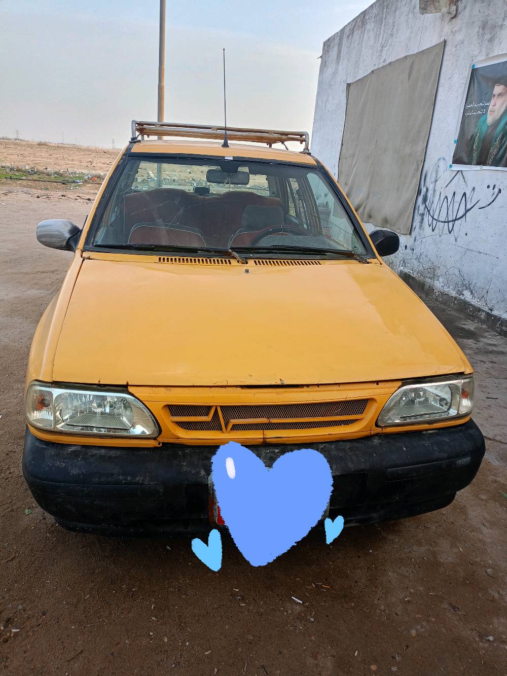 سيارة صفراء قديمة مع رف سقفي، بحالة جيدة وتحتاج بعض الاهتمام. مناسبة للتنقل داخل المدينة. السعر قابل للتفاوض حسب حالة السيارة ومكان التسليم.