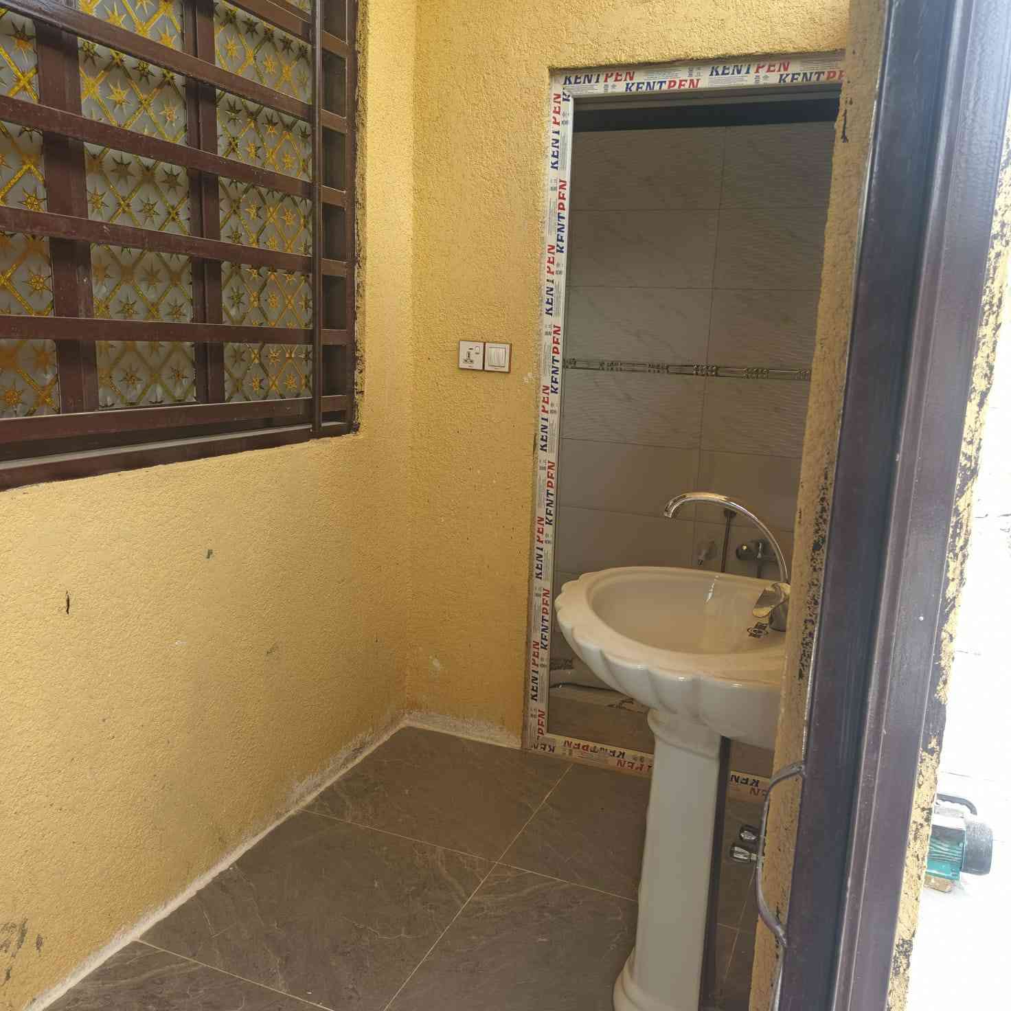 سلام عليكم بيت ليجار خمسين متر بيت جديد بيه غرفه وصاله ومطبخ وصحيات طابق ونص مكان حولي ميه مال ابو مهدي المهندس حي سبطين خدمات كامله يبعد عله شارع العام 50متر ***********
