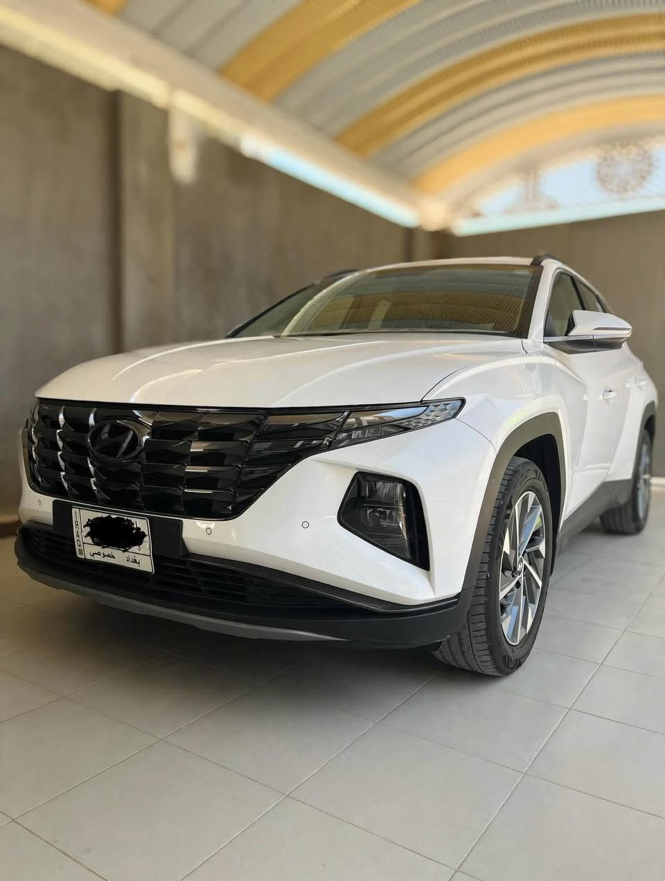 اللهم صلِ  على سيدنا محمد وعلى الِ محمد
🚗 للبيع 
Hyundai Tucson 2023
هيونداي توسان خليجي 2023
رقم بغداد وبأسمي
 🌍 المدينة – الانبار – الخالديه   
  🛣️  المسافة المقطوعة      - 90 الف كم  
--------------------------------------------
✅ المواصفات:  
هيونداي توسان خليجي 2023 🔥
فول مواصفات ما عدا القمارة حديد 🚗💪
نظيفة وعلى ايد وحده عدا بيها بارد جاملغ خلفي معدل بي دي ار والباب الخلفي شخط صغير مصلح كارت
✨ المواصفات:
• الموديل: 2023
• الوارد: خليجي
• الممشى: فقط 90 الف كم ✅
• المحرك: 2000 سي سي "دوش" اقتصادي وقوي
• نوع الكير: أوتوماتيك + عادي
✅ أنوار LED نهارية وخلفية
✅ كشافات ضباب أمامية وخلفيه
✅ نظام حفظ المسار وتحذير الخروج عن المسار
✅ حساسات أمامية وخلفية + كاميرا خلفية عالية الدقة
✅ مقود متعدد الوظائف مع تحكم صوتي وبلوتوث
✅ نظام مراقبة ضغط الإطارات TPMS
✅ نظام مانع الانزلاق + ABS + EBD + نظام الثبات الإلكتروني ESP
• كراسي  جلد كهربائية مريحة
• شاحن وايرليس 📱
• شاشة كبيرة مع نظام نفيگيشـن 🔍
• برادات بجوانب الدشبول الخلفي ❄️
• كاميرا، سينسرات، نظام توفير وقود
• داخلية نظيفة جداً
💰 السعر:  225 $
مكلف بالنشر للاستفسار يرجى التواصل على ***********

