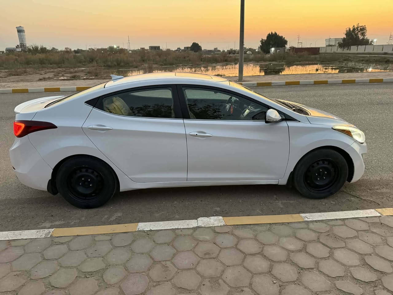 السلام عليكم 
الانترا 15وراد امريكي رقم بغداد فول مواصفات 1/1لمتد
سنوية لغاية 28 مكينة 2000 مكينة وگير كفالة 
حدادية جديد تخم تاير المواصفات اشيار بالمري بصمة أبواب بصمة تشغيل بصمة صندوق كشنات كهربائية فتحة 
الضرر قطعتين بدون دواخل 
السعر 115 وبيها مجال قليل 
العنوان /كوت /مركز مدينة
رقم الهاتف ***********
