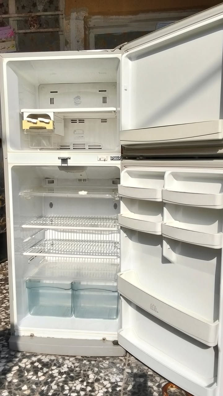 ثلاجه 24قدم شغاله علفحص تجميد فول سعرها 220 مدينه الصدر يوجد توصيل ***********
