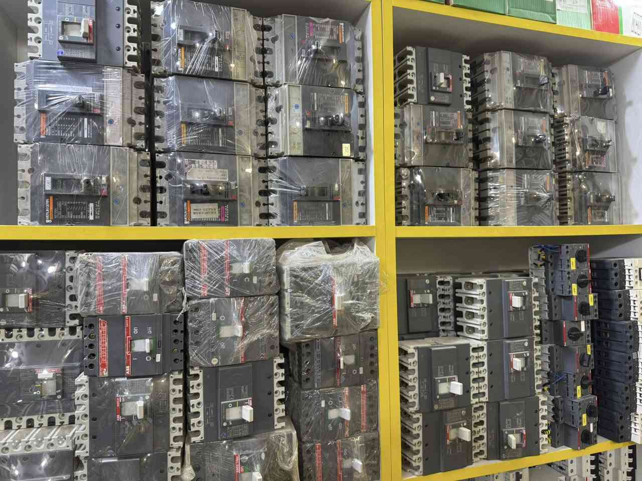 متوفر قواطع Abb✅
جميع الامبيريات 
للطلب والتواصل على الواتساب ***********
