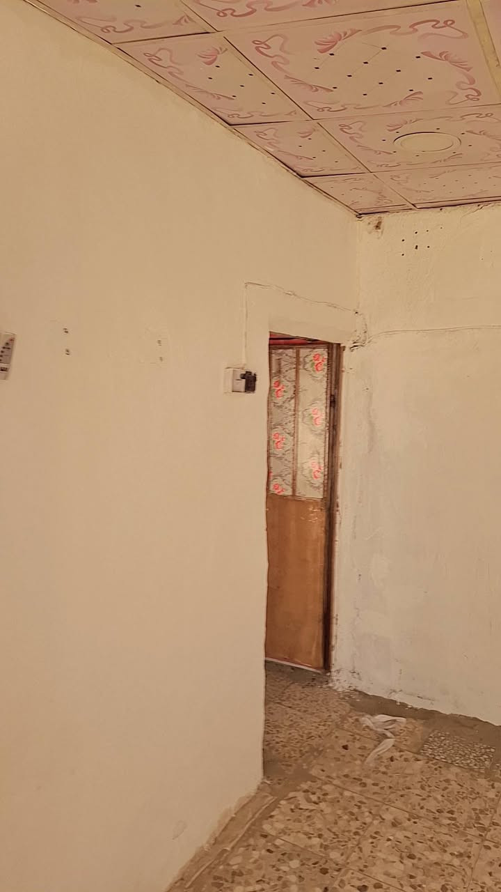 بيت تجاوز للبيع حي اور خلف حسينيه المصطفى ٧٠ متر يتكون من الاستقبال والمطبخ سندويج وسقوف ثانويه والغرفه عكاده وملحقات السعر ١٥ هاتف ***********

