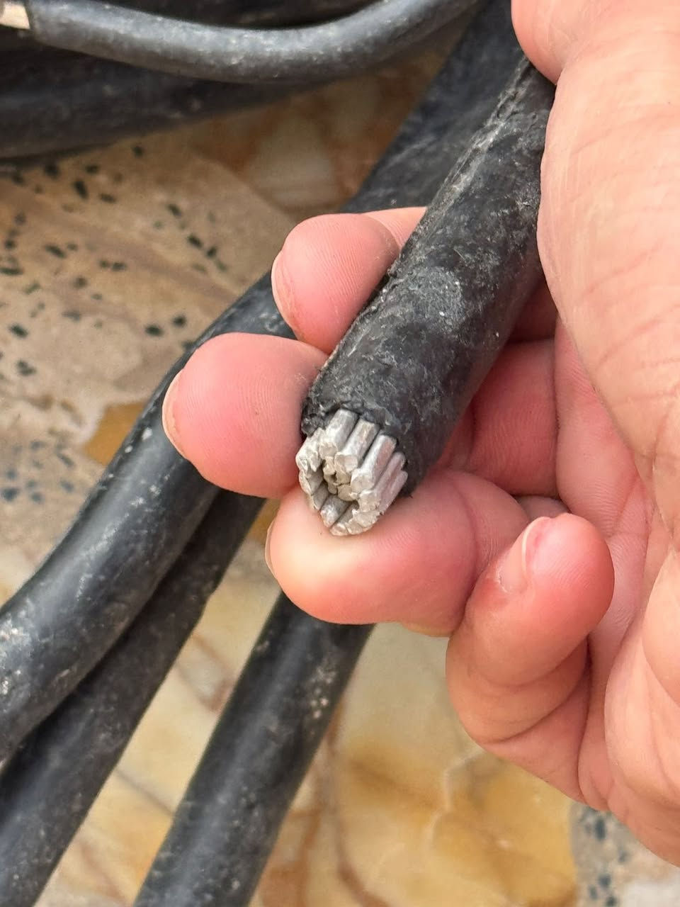 للبيع ظفيرة وايرات عدد 2 كل وحده 50 متر .. عنواني بالسماوة ***********
