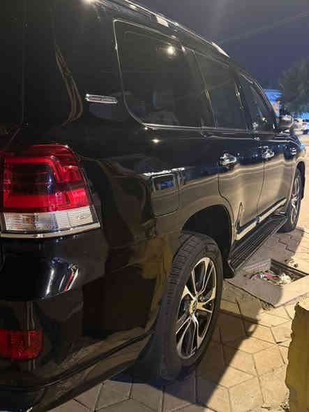 السلام عليكم . للبيع تويوتا لاندكروز  2020 V8 4700 فول مواصفات 1/1 ماشيه 106 الف السعر 56 الف . للاستفسار  ***********
