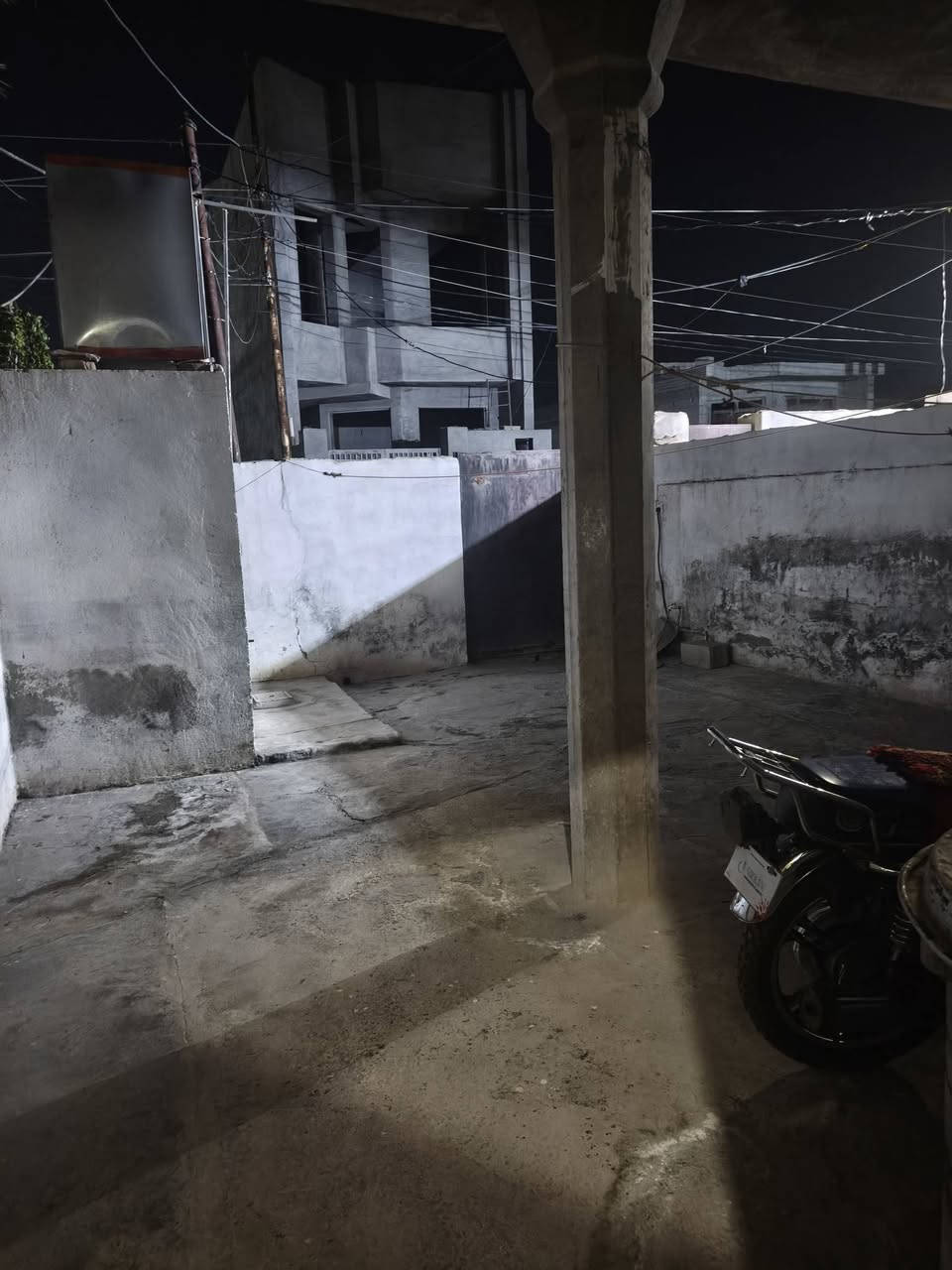 مشتمل المساحة 120 متر الموقع بلدروز اكسيرات شارع بيت شلاكه قرب ملعب منصور لاستفسار على هذه رقم *********** السعر خاص
