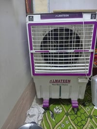 كاونتر مرمر ٣ قطع • طاولة طعام زجاج • ٤ كراسي جلد