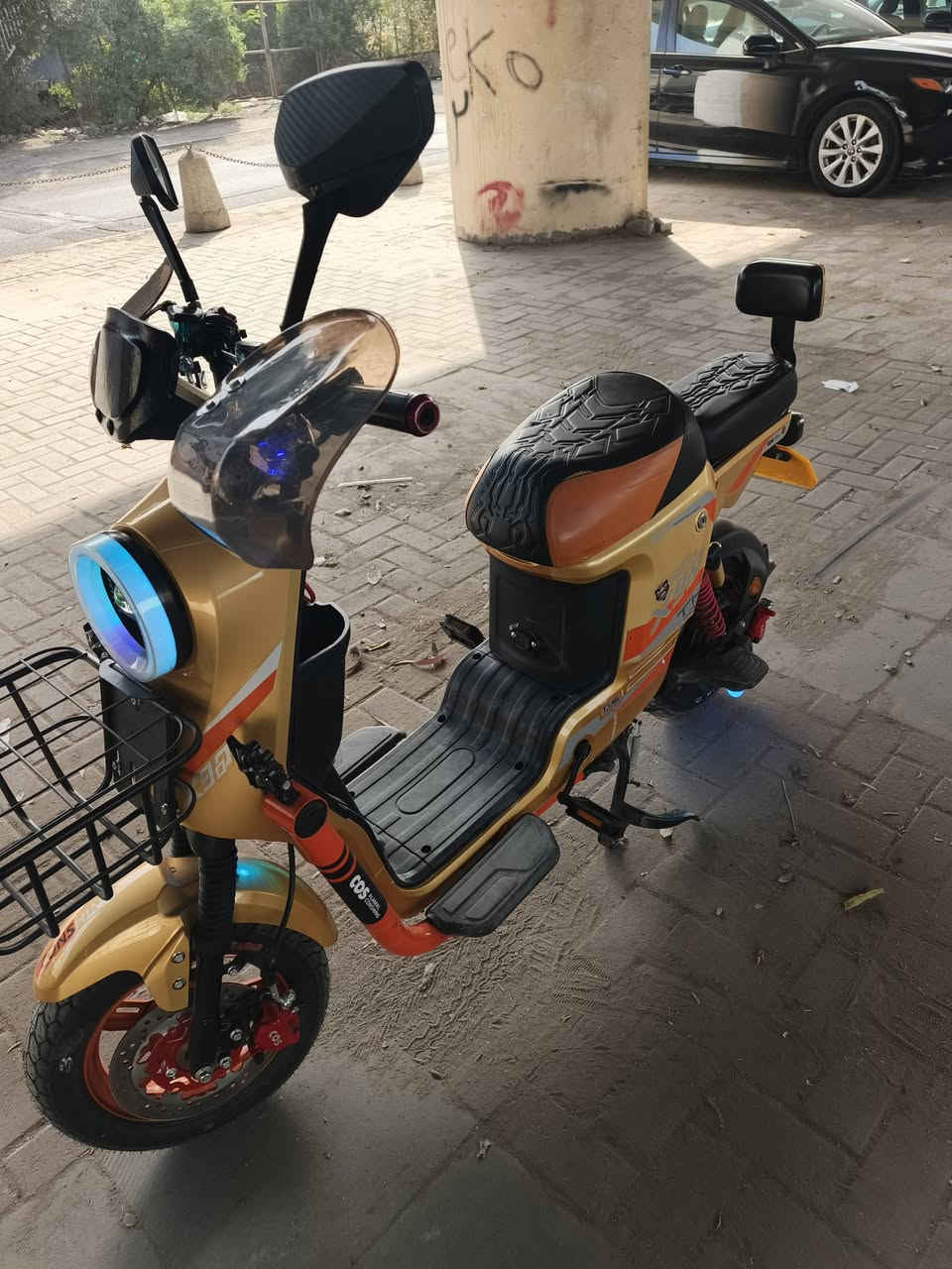 السلام عليكم دراجه شحن X900  مزود سته باتري وسرعة  مزوده  لون 💛ذهبي الدراجه جديده   السعر 425 بيه مجال قليل    
العنوان الصليخ 
الرقم :*********** 
الدراجه امبدل بطاريات جديده  كليتين
