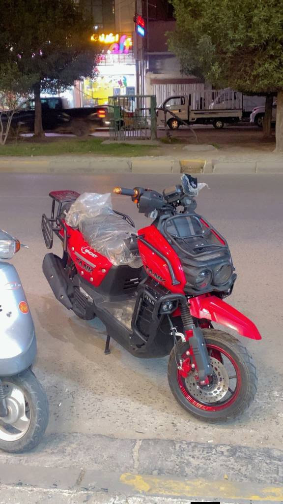 للبيع دراجة تانك جوست (Tank Ghost 150cc)موديل 2026 طلعت من المعرض الشهر الثالث والمكاتبة موجودة الدراجة بحالة ممتازة وجاهزة 
‏تفاصيل الدراجة:التصميم المتين والمظهر الرياضي: تأتي بهيكل خارجي محاط بدعامات حديدية (سلايدرات) تحمي الدراجة عند السقوط وتعطيها مظهراً "خشناً" وقوياً.
‏الإنارة القوية: تحتوي على لايتات أمامية مزدوجة (غالباً LED أو عدسات) توفر رؤية ليلية ممتازة جداً.
‏العملية والمساحات: تحتوي على شبكة أمامية فوك اللايت، وشبكة خلفية، مما يجعلها ممتازة لتثبيت الحقائب أو استخدامها للتوصيل (الدليفري).
‏إطارات (تايرات) عريضة: التايرات العريضة والنقشة الجبلية تمنحها ثباتاً ممتازاً على الطرق غير المستوية، وتتحمل "الطسات" والنقاط العمياء في الشوارع.
‏نظام الكبح (البريكات): تأتي ببريك ديسك (فلنجة) أمامي كبير يوفر قوة توقف ممتازة واستجابة سريعة.مكان التواجد: [كربلاء حي السلام]
‏للتواصل: [***********] أو واتساب.
‏((((((((السعر خاص)))))))))) . كربلاء, العراق
