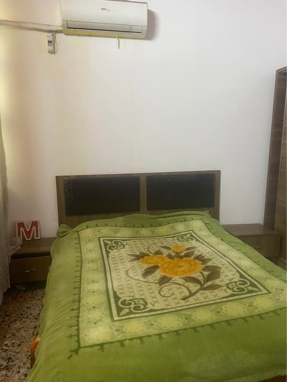 دار للبيع المساحة100 متر مربعة 10/10.   العنوان. الكوفة شارع متنزه جنات الكوفه عمود رقم 29 الدار يحتوي على غرفة نوم استقبال وصالة ومطبخ حمامات عدد اثنين خارجي شرقي داخلي غربي
السعر 32 مليون مع المجال للشراي 
التواصل ع الرقم *********** النجف, العراق
