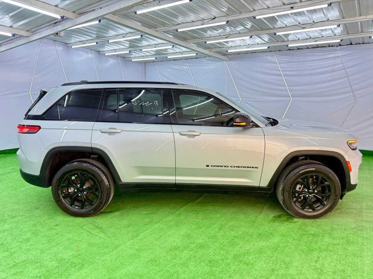 ‏ jeep grand cherokee 4X4 
موديل : 2024 // السياره حاليا بالمنطقة الحره عمان جاهزه ومصلحه 
وارد: امريكي 
المسافة المقطوعة : 18000 ميل 
حجم المحرك : 6 سلندر 
مواصفات : دفع رباعي - شاشة ديجيتال - مقاعد كهربائي - مقاعد هيتر - كاميرا - ستيرن هيتر - رادار - كاميرا - تحديد سرعة - مرايات هيتر - فتحة سقف- جنطه كهرباء 
الحادث كلش خفيف باب مبدل بلادي نفس اللون وبارد بالجاملغ الامامي بدون ايرباك بدون دواخل صورة الحادث بالمنشور للاستفسار ***********
