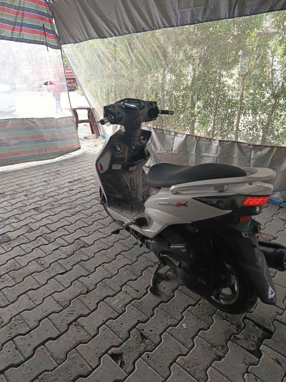 السلام عليكم
للبيع سكنس لد 2018 
دراجة مكفولة مابيها اي نقص 
ستاند كهربائي 
نوزل 
السعر ١١ ورقة 
مكاني بغداد شارع حيفا 
***********
