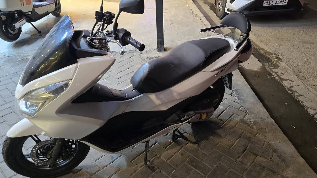 السلام عليكم دراجه جيل ثاني مكينه 150 ياباني للبيع حلوه ونضيفه شلعه معدل سعرها مليون و650 بيها مجال  
***********
