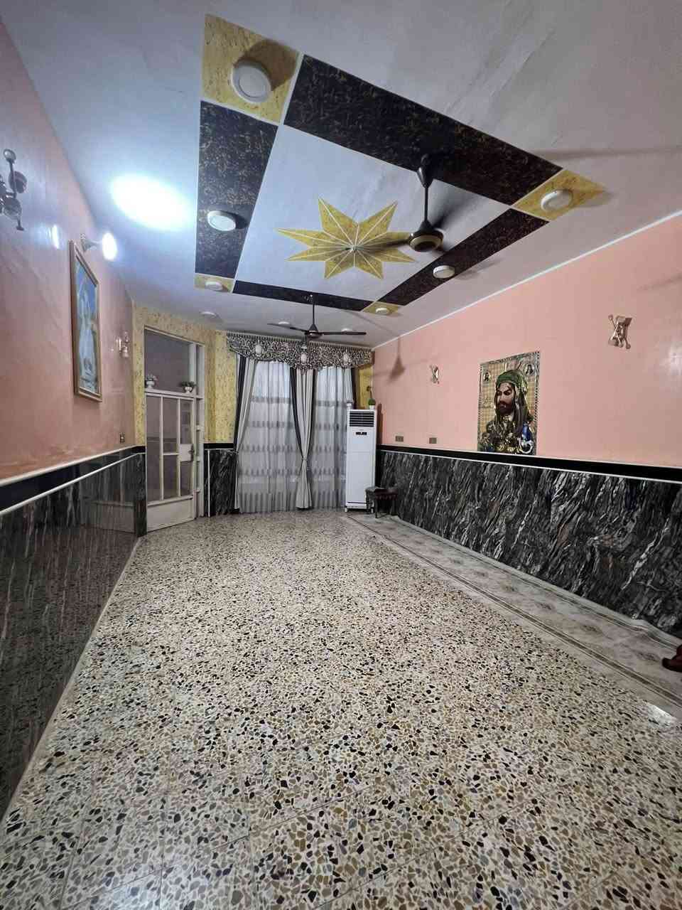 دار للبيع نهاوند شارع 30 قرب البطاقه الوطنيه 200 متر  قاطين  موقعه حلو وتجاري لبيت له بابين رئيسيات  يحتوي القاط لاول على ستقبال وغرفتين وصاله مطبخ وصحيات وطارمه ومنور القاط ثاني يحتوي على 4 غرف نوم وصاله وصحيات  لبيت بناء حديث  لاستفسار واتساب ***********
