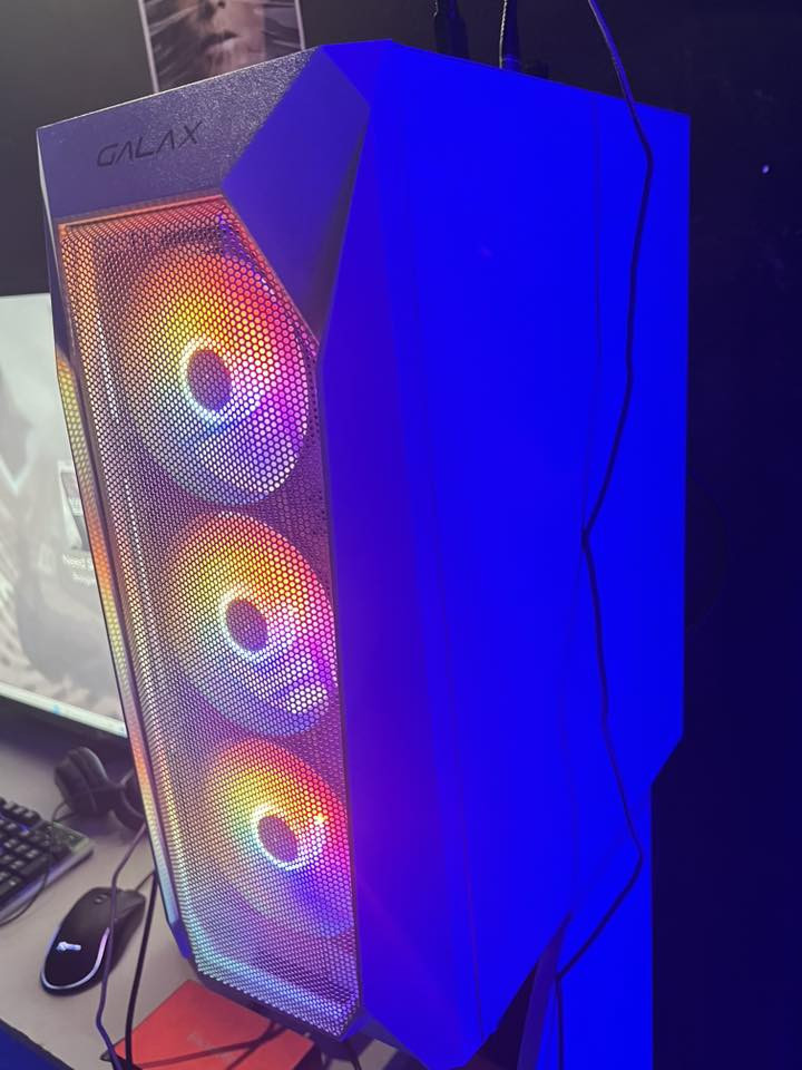 Pc gaming  للبيع
موصفات قويه 

CPU: 12th gen Intel core i5-12400F

MOTHERBOARD: ASUS H610M-K D4

المساحه SSD: SATA 1TB

GPU: NVIDIA RTX 3060

RAM: 16GB 3200

مستعمله قليل جدا ونظافه 100‎%‎
صورها موضحه
كامله مع كيبورد وماوس 

السعر قيم واخد بس سعر معقول

للاستفسار *********** واتساب موجود
