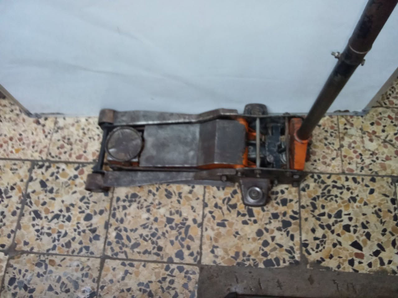 ⭕ يوجد توصيل لكافه المحافظات
اليوم وصلني جك عربانه تمساح 5 طن شغال وعل الفحص قديم باب اول اصلي دبل بستم السعر 100 الف
***********
