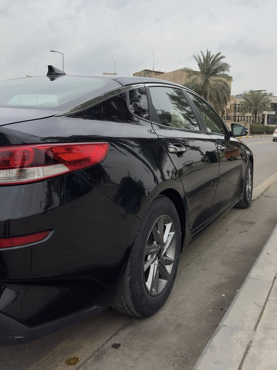 كيا اوبتما 2019 امريكي
⚠️ بدون حادث كلين
سيارة نظيفة وحلوة ومريحة بالاستخدام
محرك 2400 GDI خير من الله 
كير اوتو 6 سرعات 
تبريد ثلج
صرفيتها ممتازه جداً للوقود

مواصفاتها : 
- شاشة كبيرة مدعومة بـ  Car Play - Android Auto 
- نظام انارة زنون ( مكلفني 150 دولار وضمانه سنه ) 
- كامرة خلفية دوارة
- حساسات امامي خلفي 
- مانع تزحلق
- نظام قيادة ذاتية 
- مانع اصطدام 
- تحكم ستيرن جهتين 
وبعد بيها مواصفات خير من الله 

بيها شخوط بسيطة بالدعامية الامامية وفايبر ، واثر طخه بسيط جداً بالجاملغ

رقم سليمانية ، تريد تحويل او كالة شنو الي يعجبك اني جاهز
سعرها 133 وبيها مجال حگ الجية

متواجد كاظمية - حرية - منصور
رقم تلفون ***********

