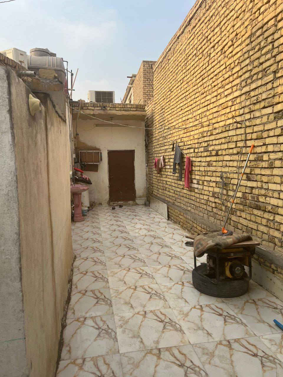 سلام عليكم 

▪️دار طابو صرف للبيع 

▪️المساحة 150 / م

▪️البناء طابوق  

▪️مكان سوق الشيوخ سماعلية الاولى بلقرب من موسسة العين 

▪️البيت يتكون من طابقين الطابق الثاني قيد الانشاء 

▪️الطابق الاول ثلاث غرف وصالتين واستقبال ومنور وصحيات خارجية وداخلية وساحة 

▪️السعر 130 وبيه مجال 

▪️الاستفسار واتساب او الاتصال على رقم التالي 

▪️***********
▪️سيد حسن الموسوي 

▪️مكتب الاحرار شارع البصرة يم الجزرة مبايلات القديمة
